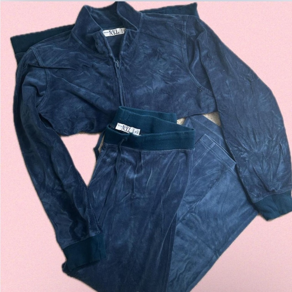 Y2K set that’s perfect for the fall:)